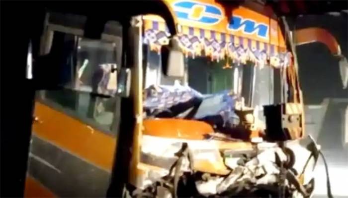 بھارت میں ڈرائیور کو دل کا دورہ پڑنے سے بس کار سے جا ٹکرائی، 9 افراد ہلاک