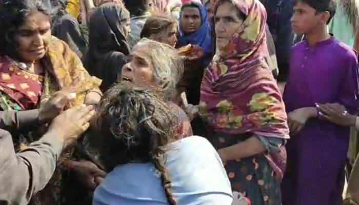 Karachi: Disorder at the stall of cheap flour, women fought